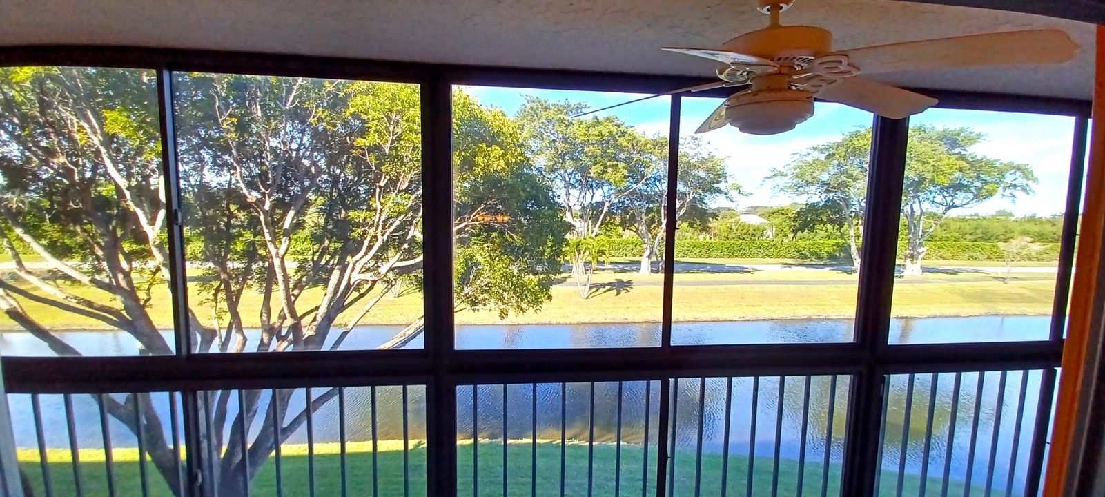 合同活跃: $127,500 (2 贝兹, 2 浴室, 1070 平方英尺)