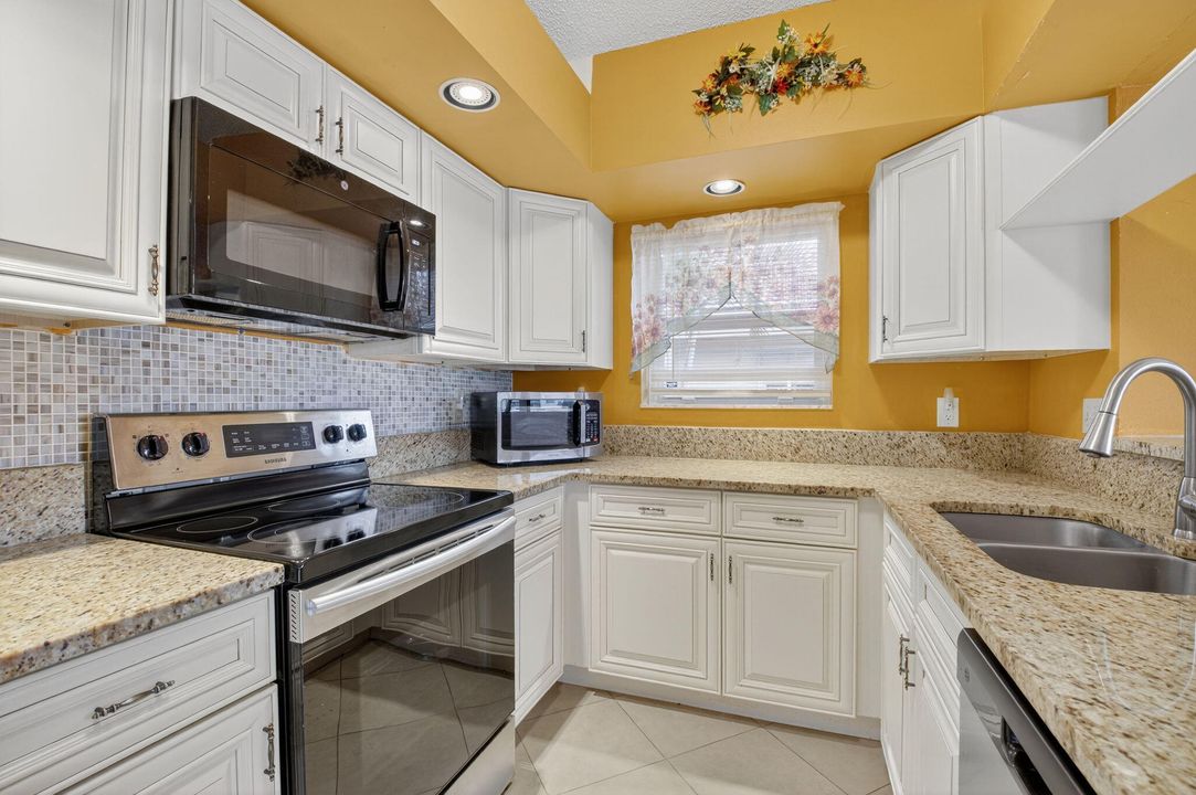 For Sale: $418,000 (2 beds, 2 baths, 1727 Square Feet)