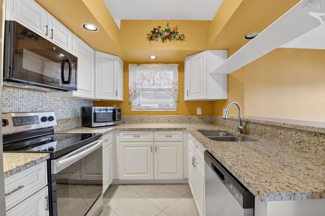 For Sale: $418,000 (2 beds, 2 baths, 1727 Square Feet)