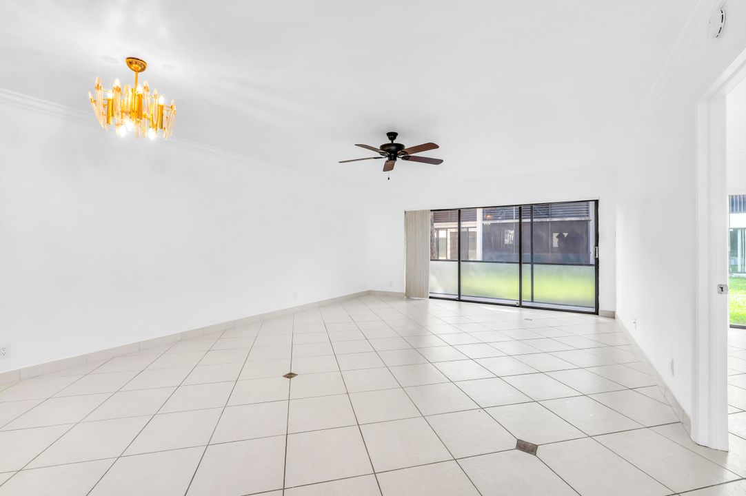 合同活跃: $2,000 (2 贝兹, 2 浴室, 1019 平方英尺)