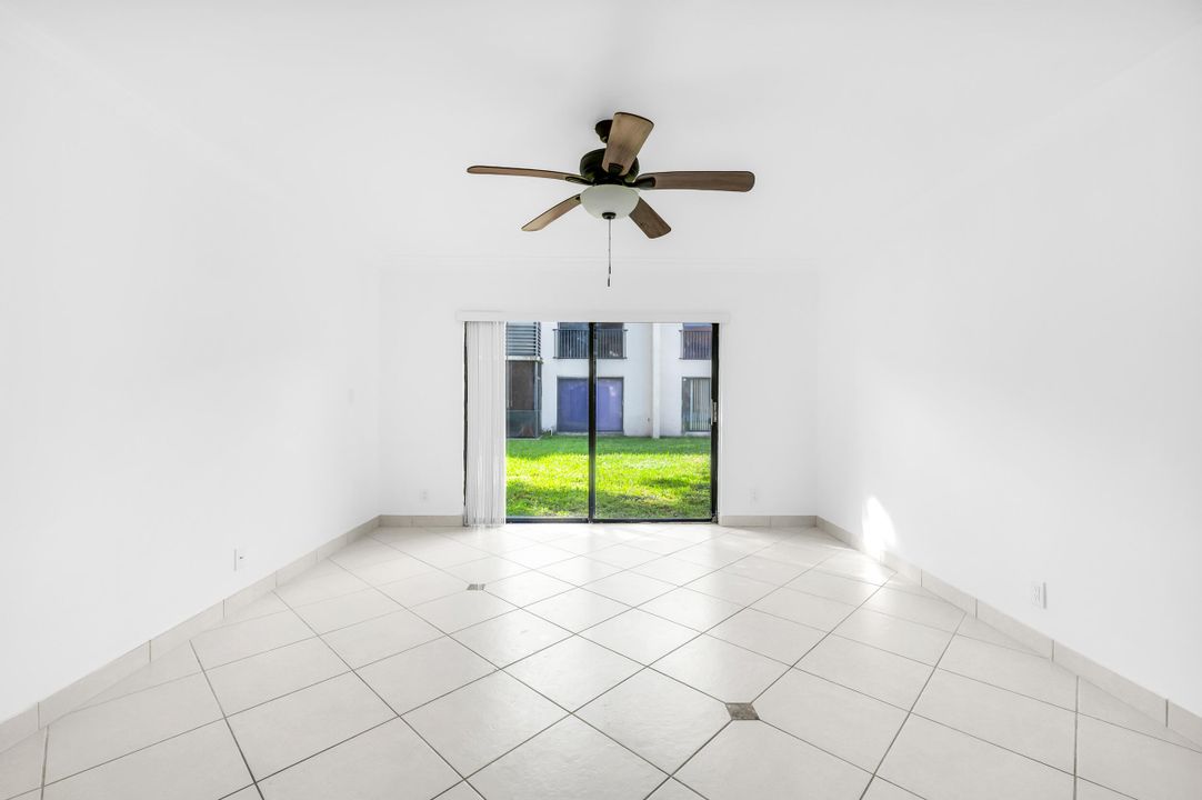 合同活跃: $2,000 (2 贝兹, 2 浴室, 1019 平方英尺)