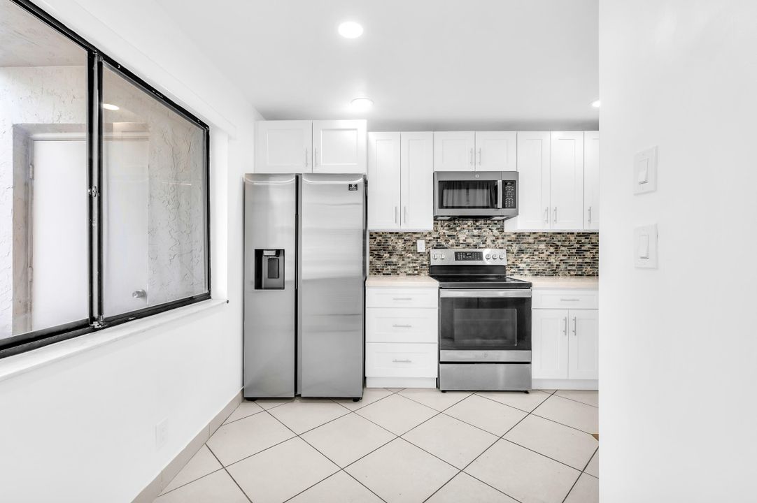 合同活跃: $2,000 (2 贝兹, 2 浴室, 1019 平方英尺)