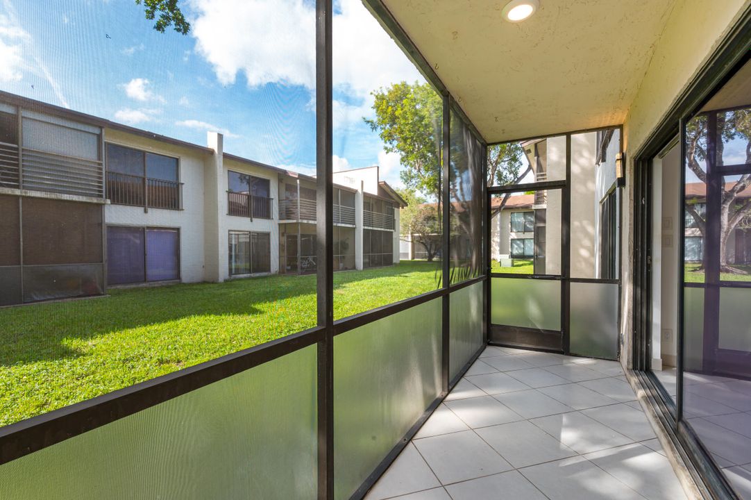 合同活跃: $2,000 (2 贝兹, 2 浴室, 1019 平方英尺)