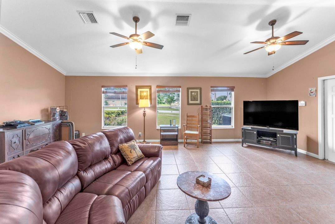 待售: $425,000 (3 贝兹, 2 浴室, 1861 平方英尺)