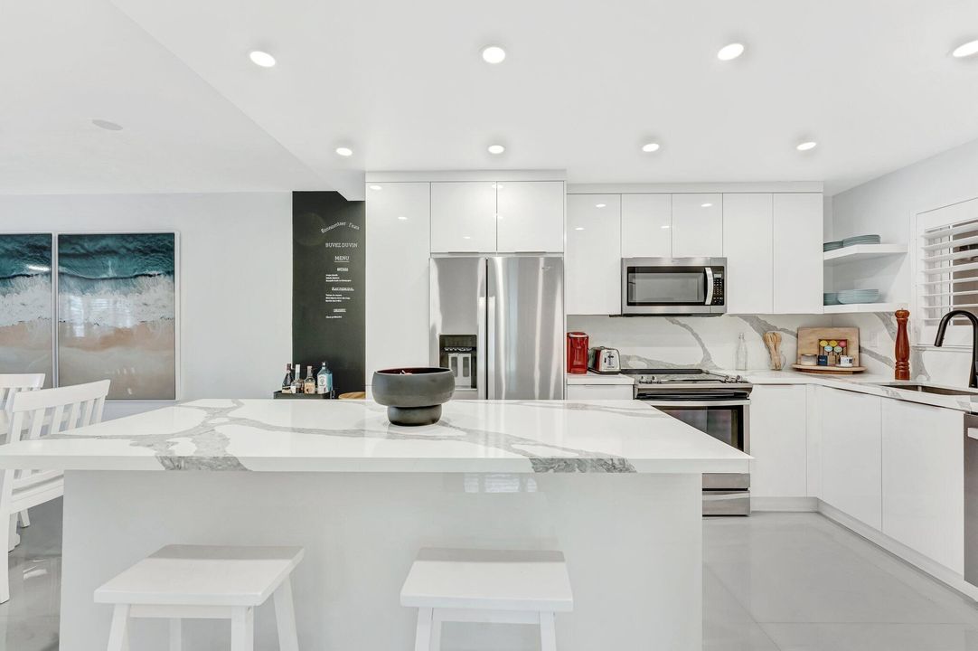 На продажу: $595,000 (2 спален, 2 ванн, 1070 Квадратных фут)