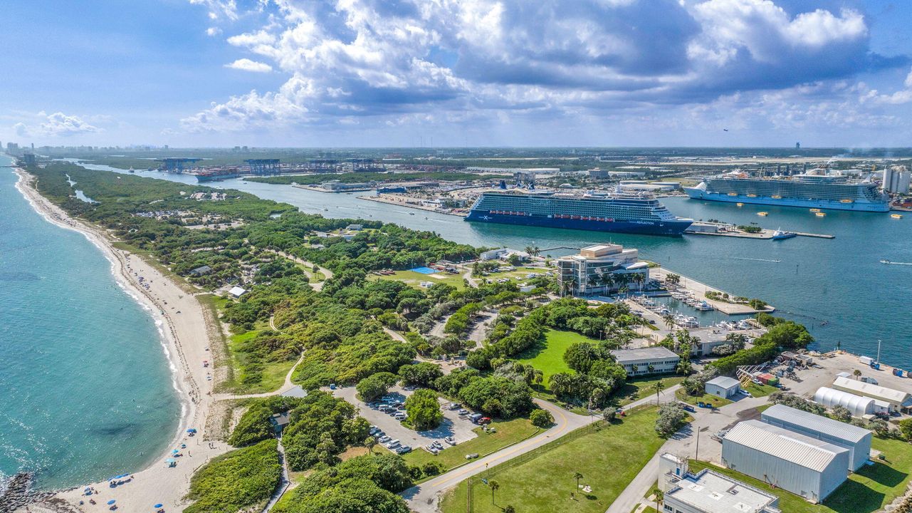 Active With Contract: $1,100,000 (2 beds, 2 baths, 2170 Square Feet)