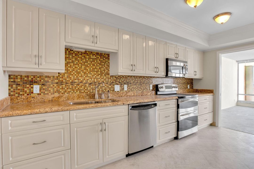 Active With Contract: $1,100,000 (2 beds, 2 baths, 2170 Square Feet)