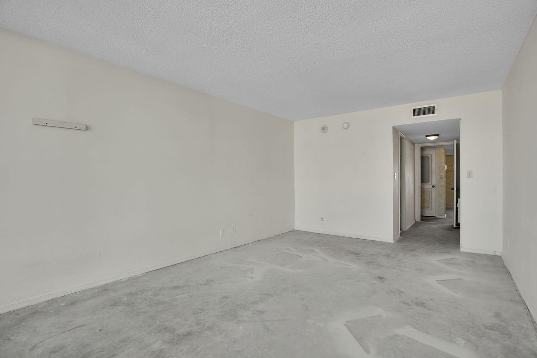 Active With Contract: $1,100,000 (2 beds, 2 baths, 2170 Square Feet)