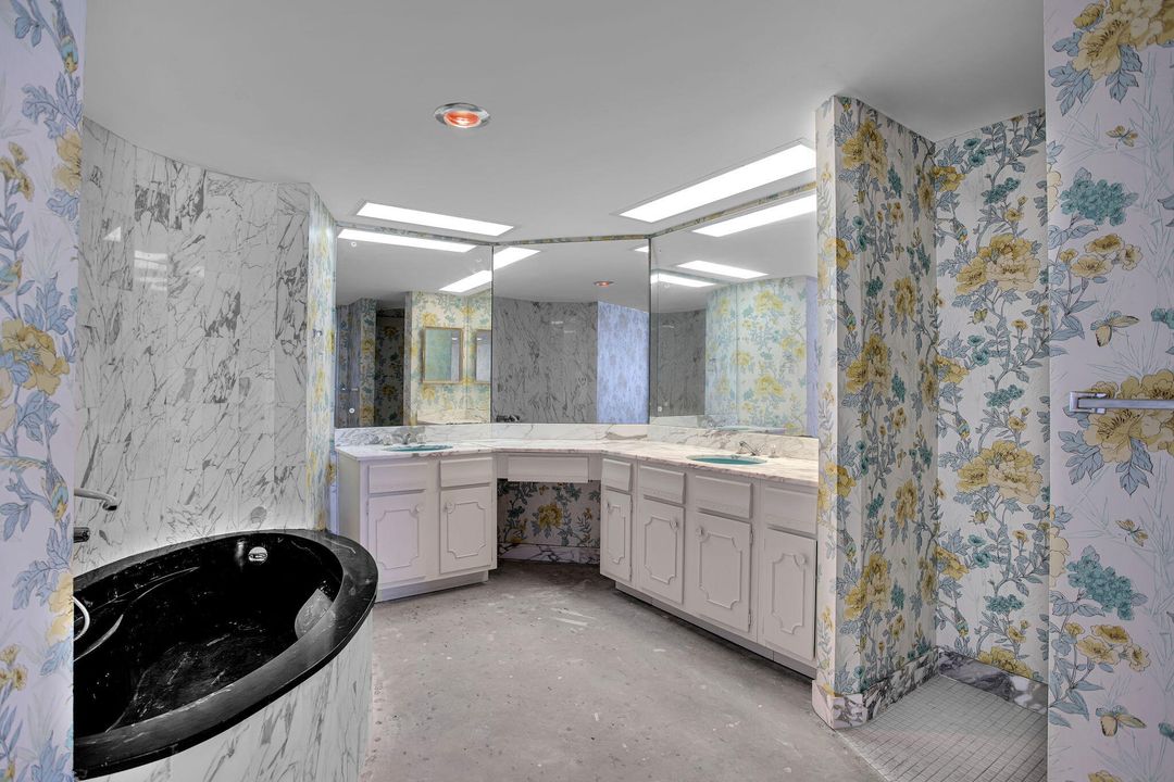 Active With Contract: $1,100,000 (2 beds, 2 baths, 2170 Square Feet)