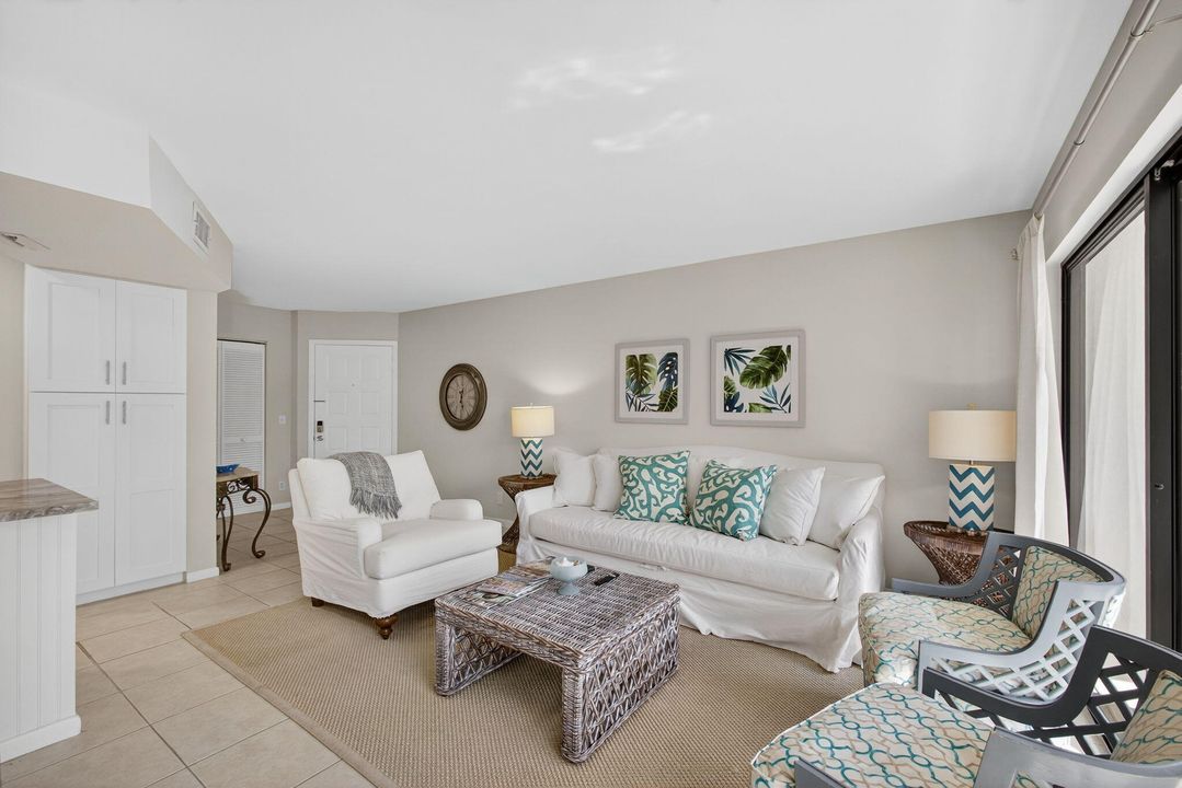 待售: $329,000 (1 贝兹, 1 浴室, 860 平方英尺)