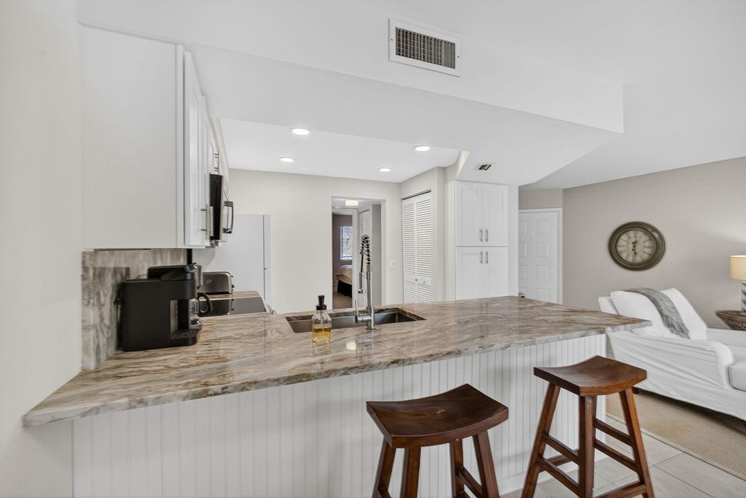 待售: $329,000 (1 贝兹, 1 浴室, 860 平方英尺)