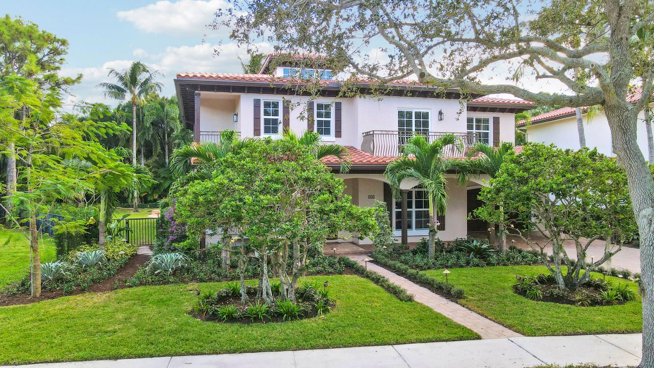 出租: $12,500 (5 贝兹, 4 浴室, 4666 平方英尺)