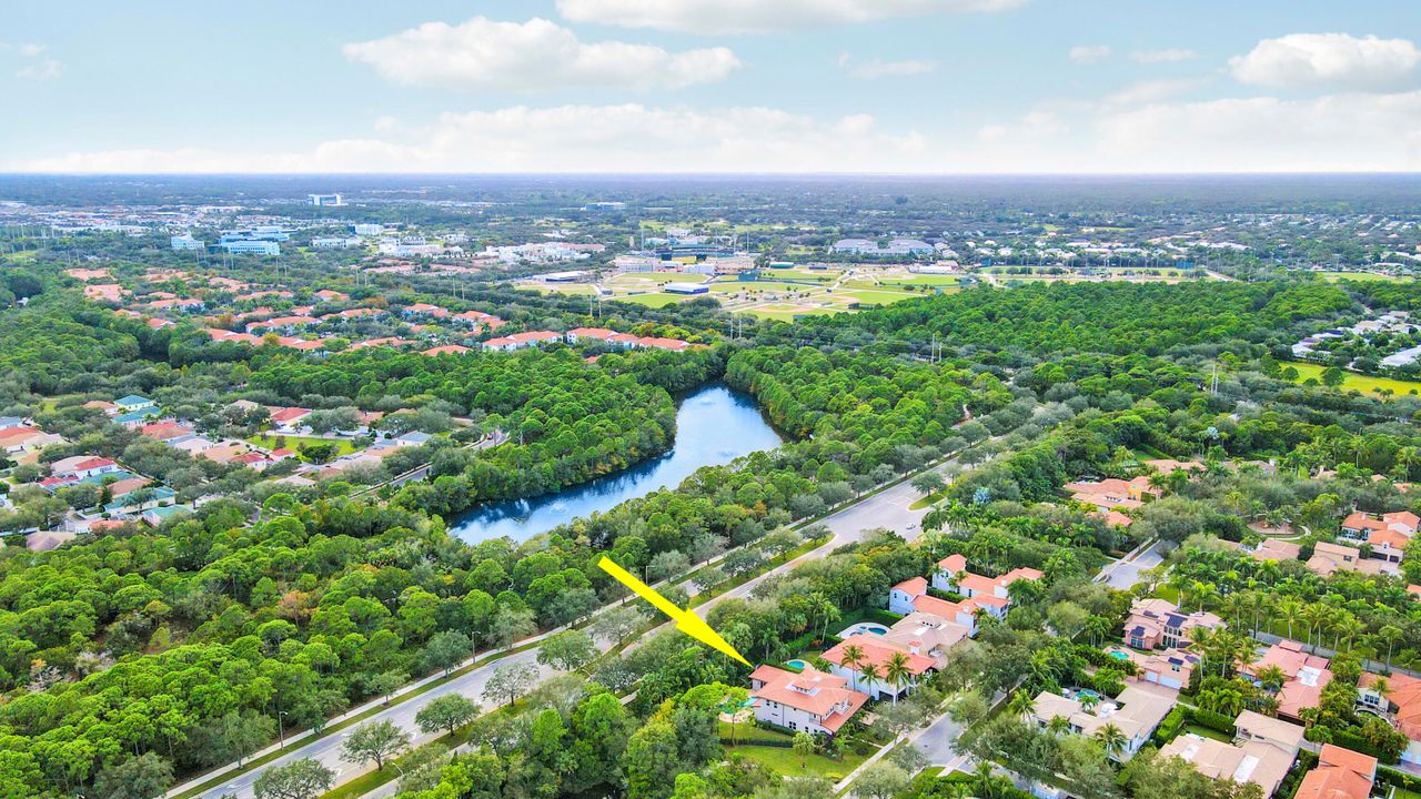 出租: $12,500 (5 贝兹, 4 浴室, 4666 平方英尺)