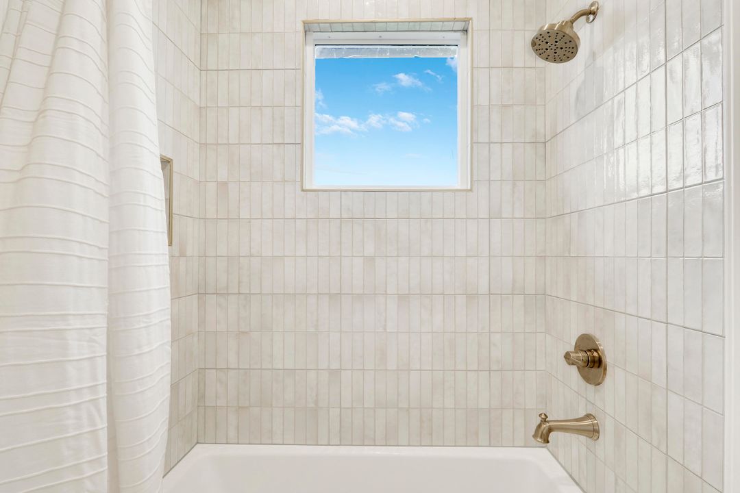 出租: $12,500 (5 贝兹, 4 浴室, 4666 平方英尺)