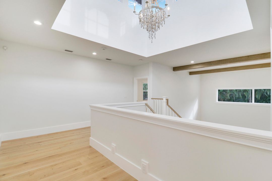 出租: $12,500 (5 贝兹, 4 浴室, 4666 平方英尺)