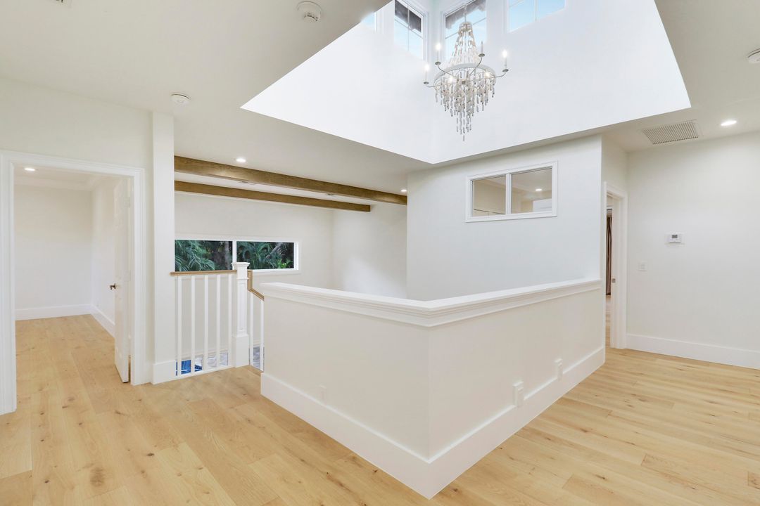 出租: $12,500 (5 贝兹, 4 浴室, 4666 平方英尺)