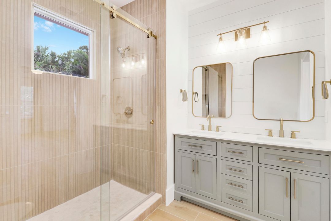 出租: $12,500 (5 贝兹, 4 浴室, 4666 平方英尺)