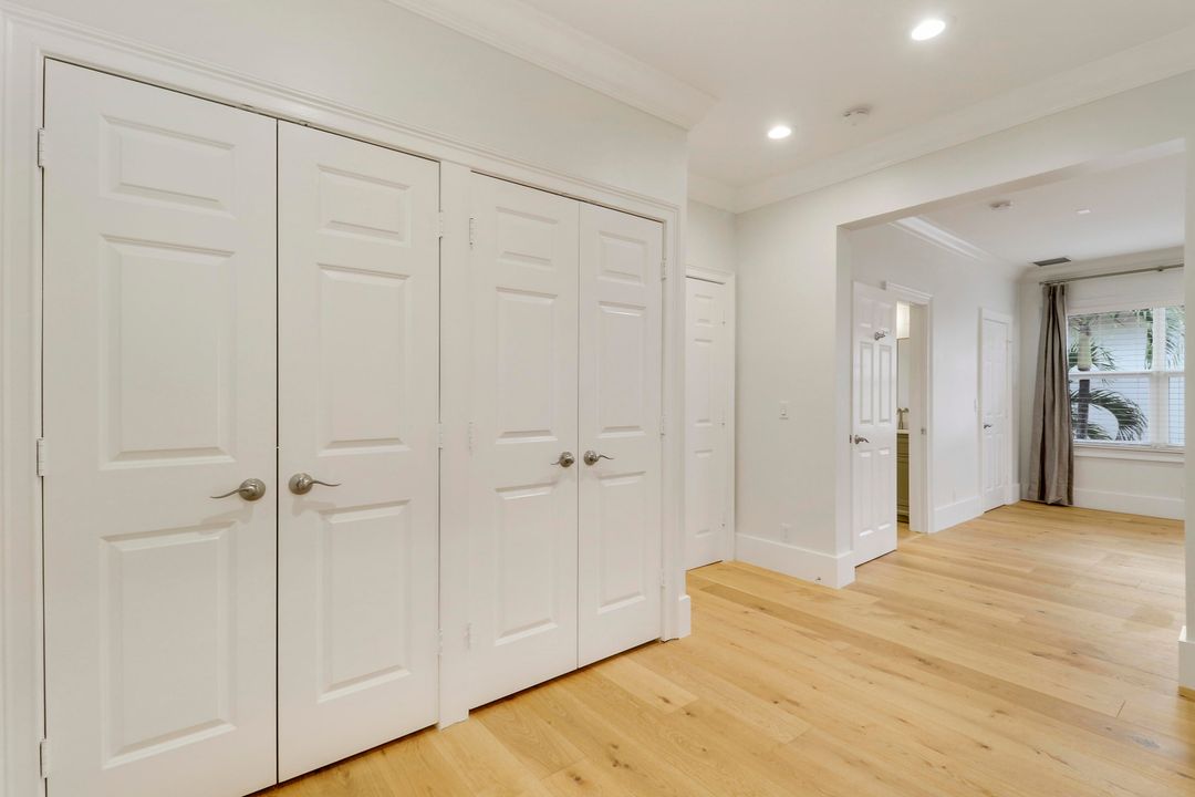 出租: $12,500 (5 贝兹, 4 浴室, 4666 平方英尺)