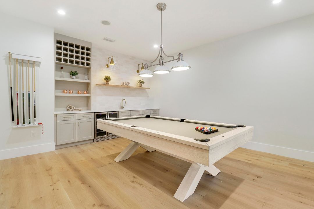 出租: $12,500 (5 贝兹, 4 浴室, 4666 平方英尺)