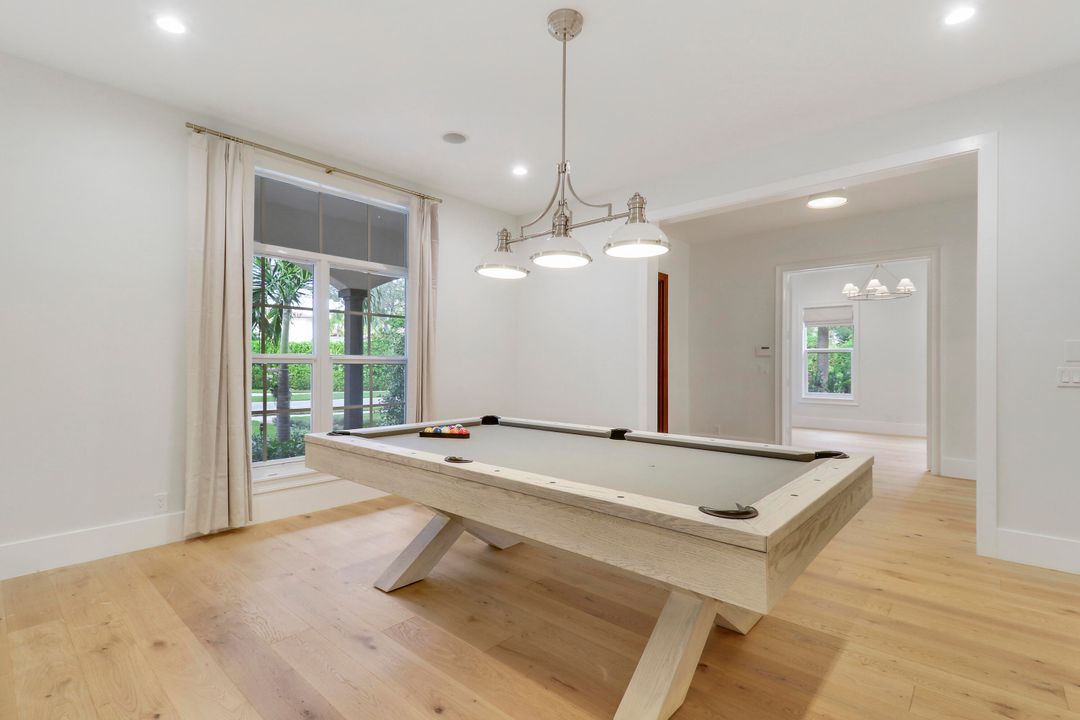 出租: $12,500 (5 贝兹, 4 浴室, 4666 平方英尺)