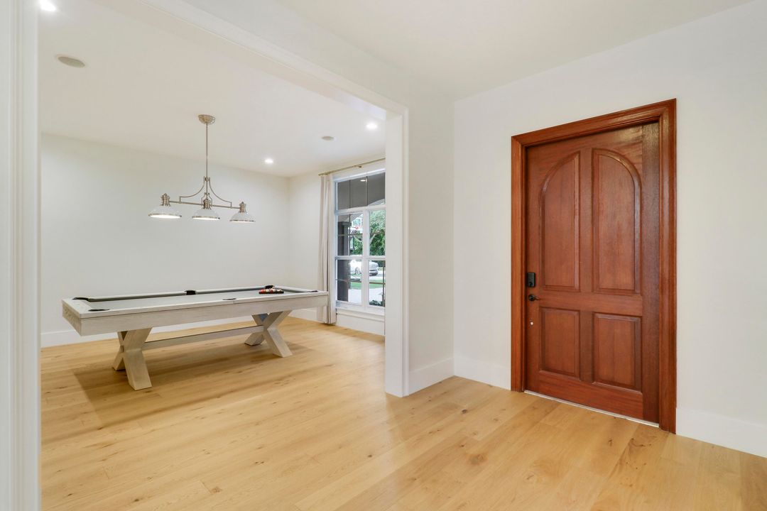 出租: $12,500 (5 贝兹, 4 浴室, 4666 平方英尺)