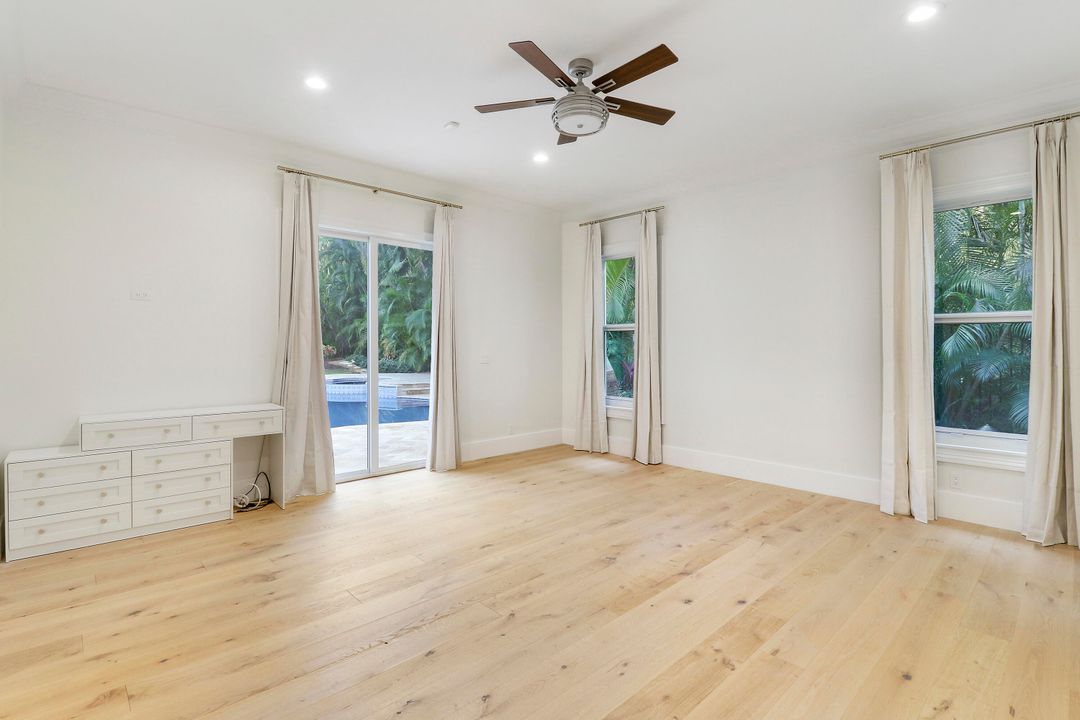 出租: $12,500 (5 贝兹, 4 浴室, 4666 平方英尺)