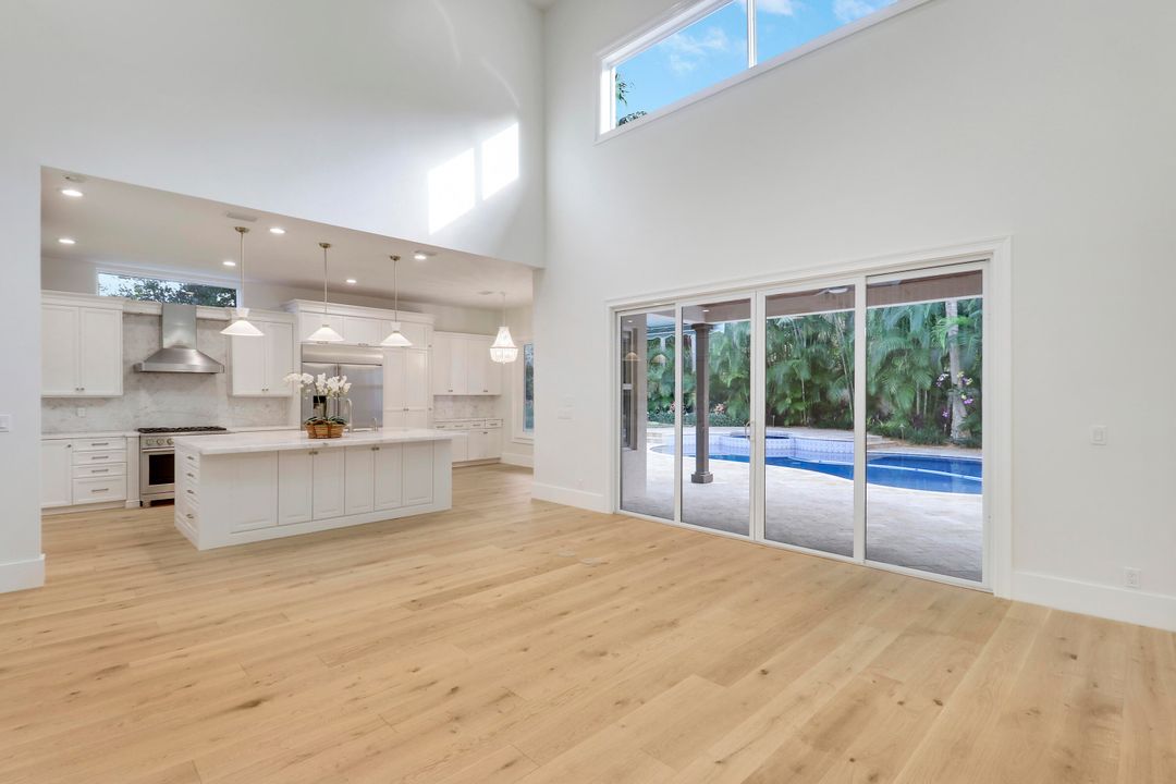 出租: $12,500 (5 贝兹, 4 浴室, 4666 平方英尺)