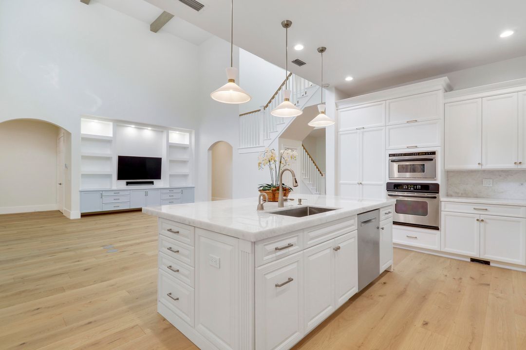 出租: $12,500 (5 贝兹, 4 浴室, 4666 平方英尺)