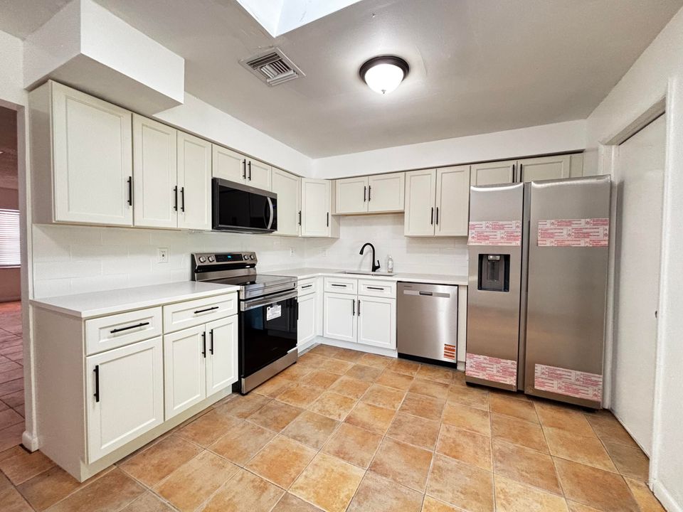 For Rent: $2,300 (2 beds, 2 baths, 1148 Square Feet)