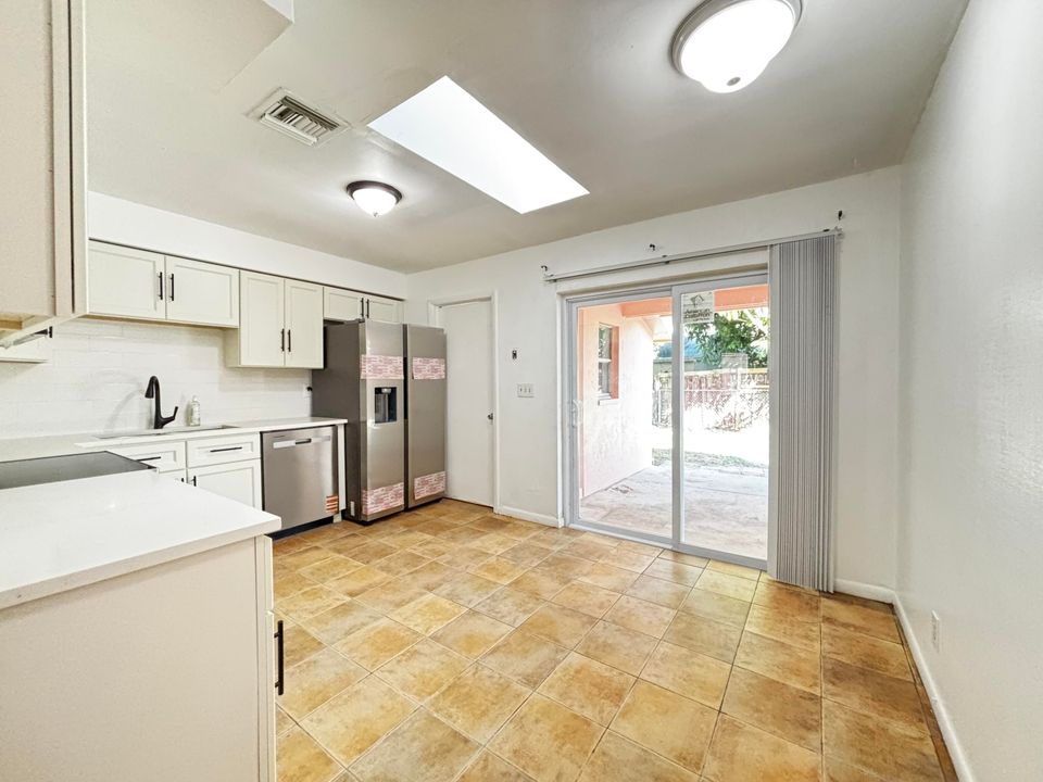 For Rent: $2,300 (2 beds, 2 baths, 1148 Square Feet)