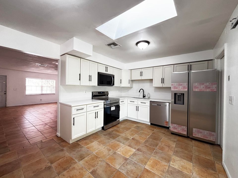 For Rent: $2,300 (2 beds, 2 baths, 1148 Square Feet)