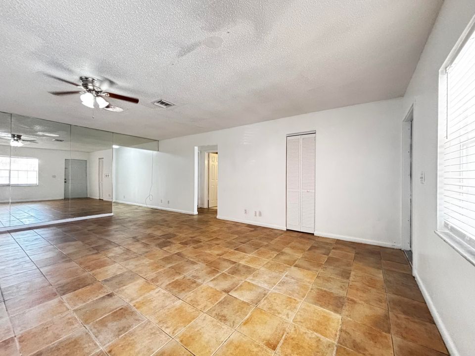 For Rent: $2,300 (2 beds, 2 baths, 1148 Square Feet)