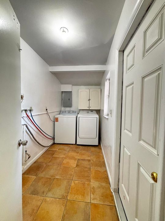 For Rent: $2,300 (2 beds, 2 baths, 1148 Square Feet)