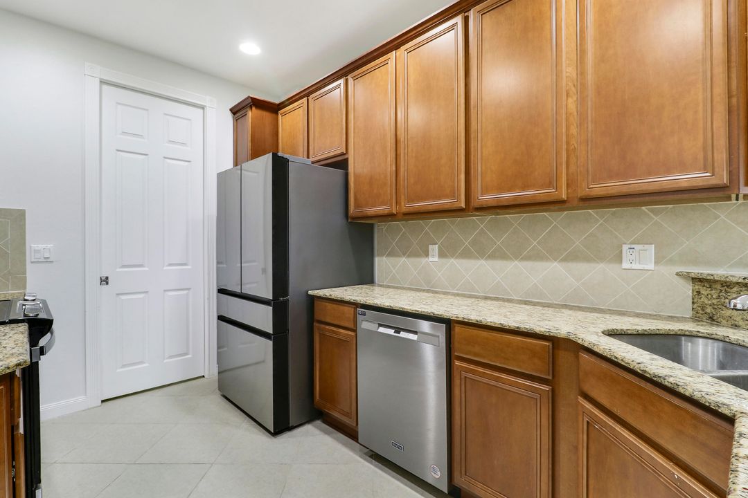 合同活跃: $3,650 (3 贝兹, 2 浴室, 1533 平方英尺)