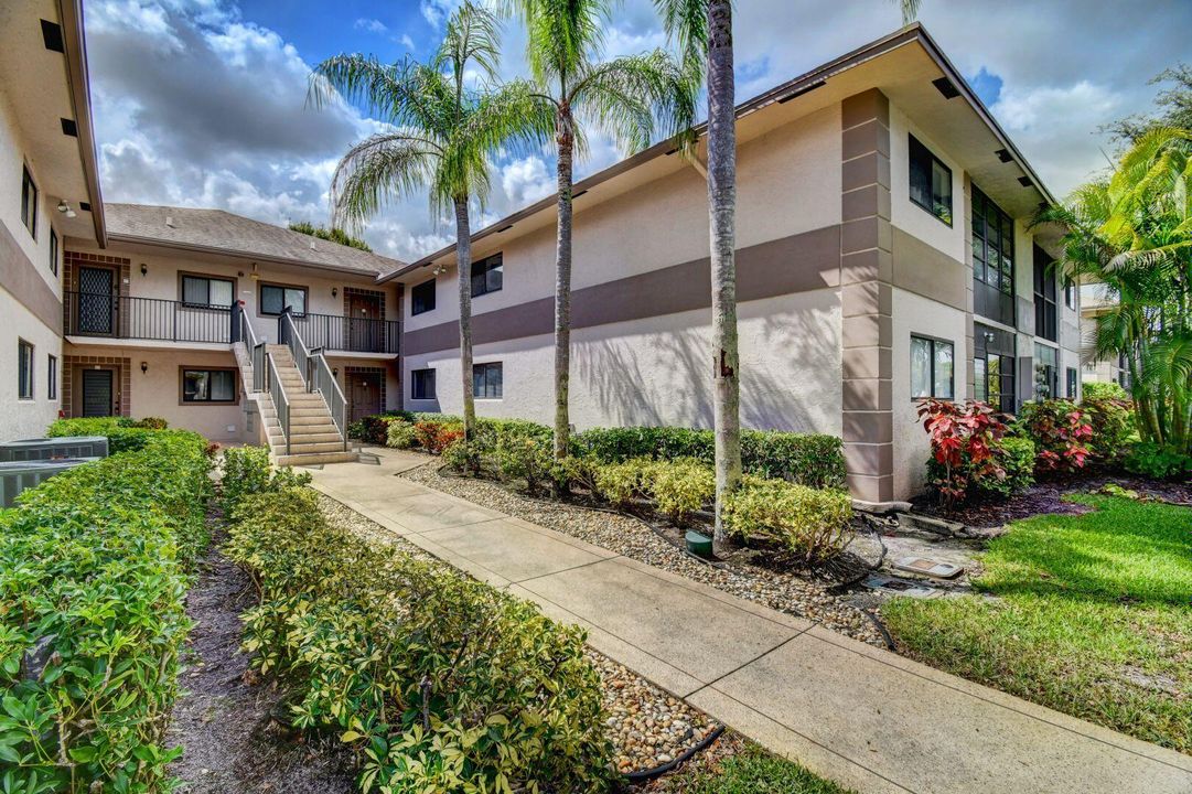 For Rent: $2,400 (2 beds, 2 baths, 1160 Square Feet)