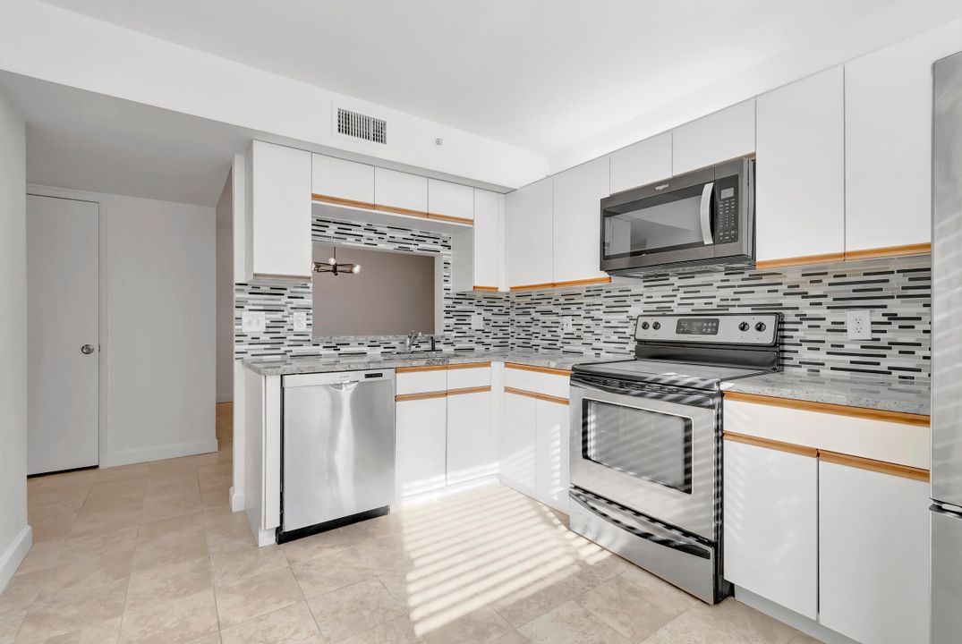 For Rent: $2,400 (2 beds, 2 baths, 1160 Square Feet)