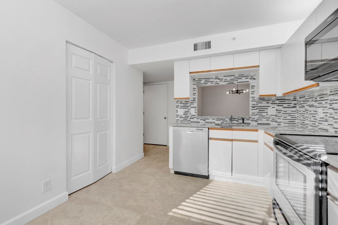 For Rent: $2,400 (2 beds, 2 baths, 1160 Square Feet)