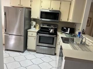 For Rent: $3,000 (2 beds, 2 baths, 1040 Square Feet)