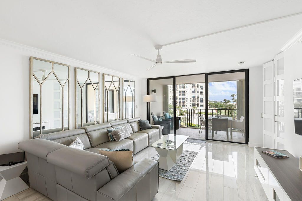 For Sale: $929,000 (2 beds, 2 baths, 1270 Square Feet)