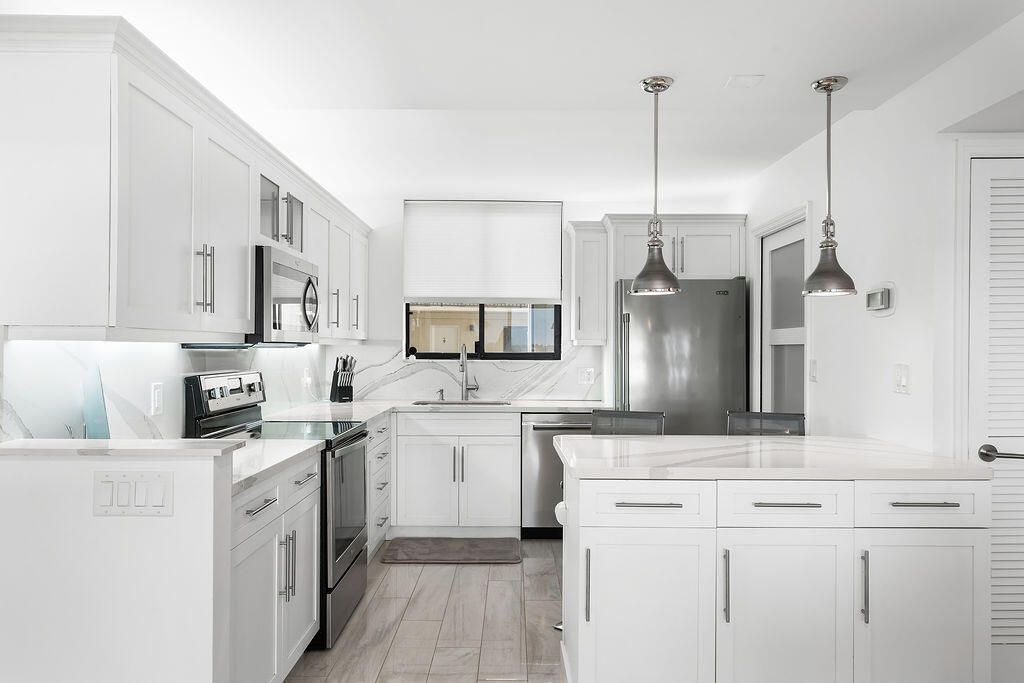 For Sale: $929,000 (2 beds, 2 baths, 1270 Square Feet)