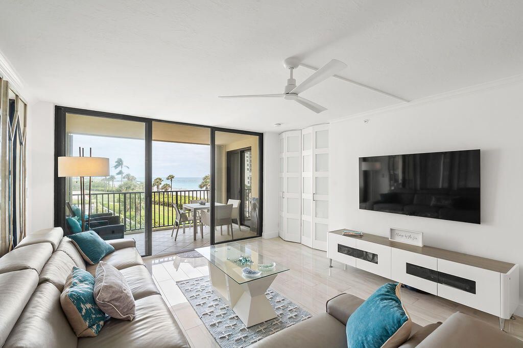 For Sale: $929,000 (2 beds, 2 baths, 1270 Square Feet)