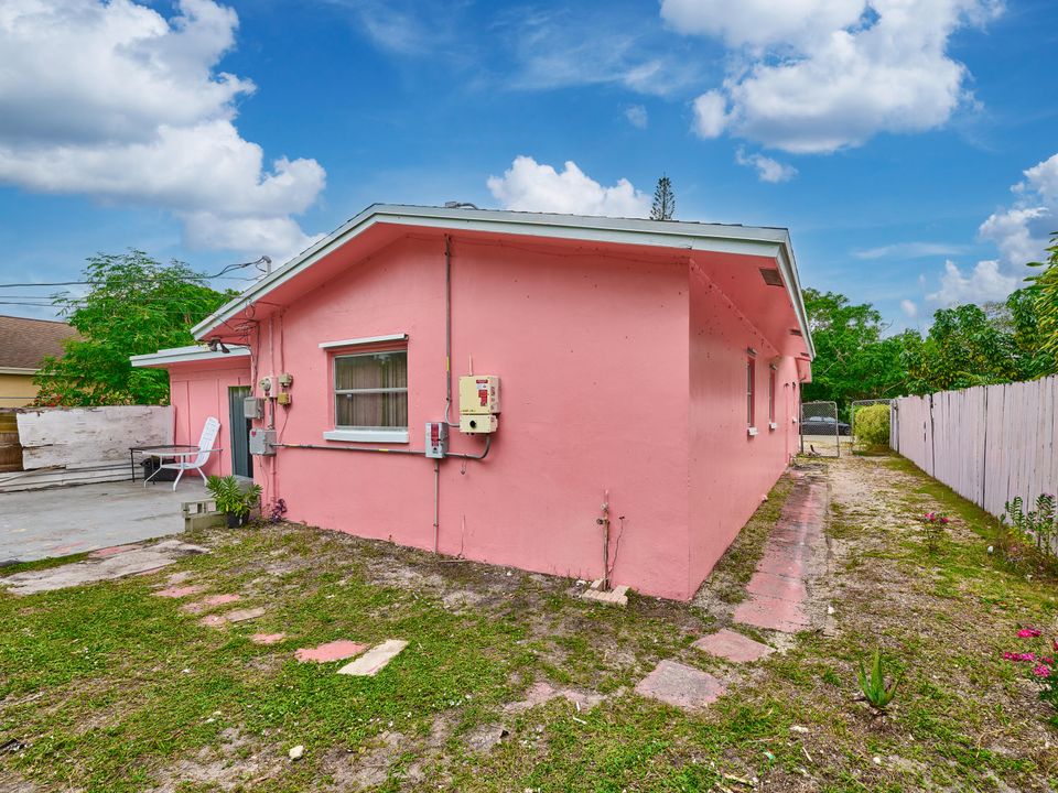 For Sale: $470,000 (4 beds, 2 baths, 2105 Square Feet)