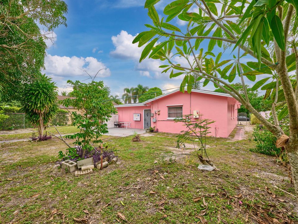 For Sale: $470,000 (4 beds, 2 baths, 2105 Square Feet)