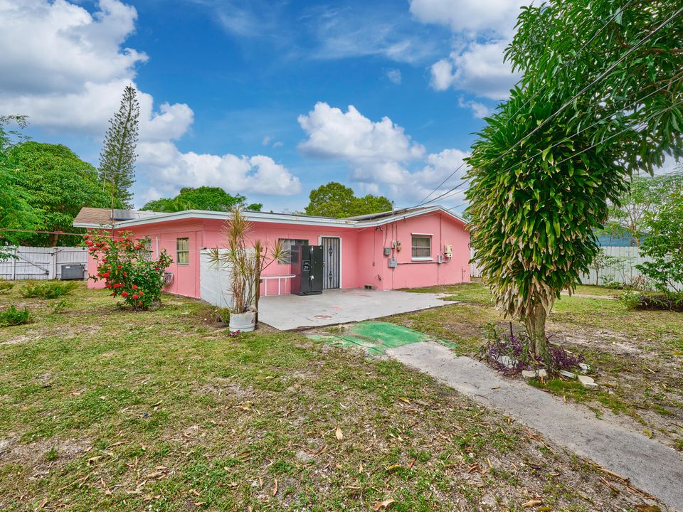 For Sale: $470,000 (4 beds, 2 baths, 2105 Square Feet)