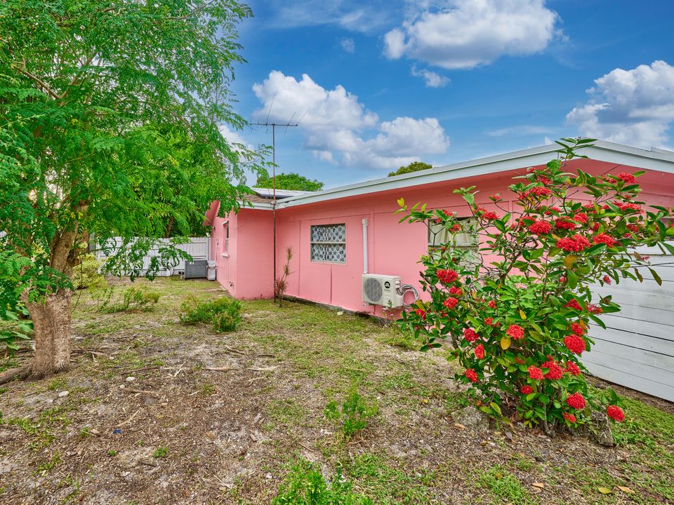 For Sale: $470,000 (4 beds, 2 baths, 2105 Square Feet)
