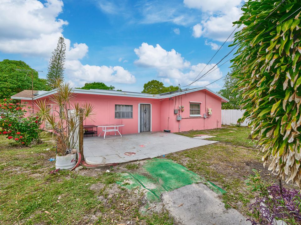 For Sale: $470,000 (4 beds, 2 baths, 2105 Square Feet)