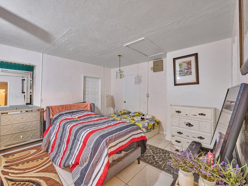 For Sale: $470,000 (4 beds, 2 baths, 2105 Square Feet)