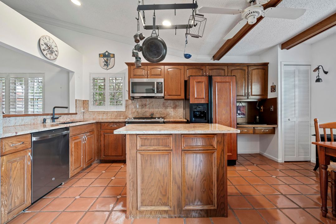 Active With Contract: $335,000 (3 beds, 2 baths, 1486 Square Feet)