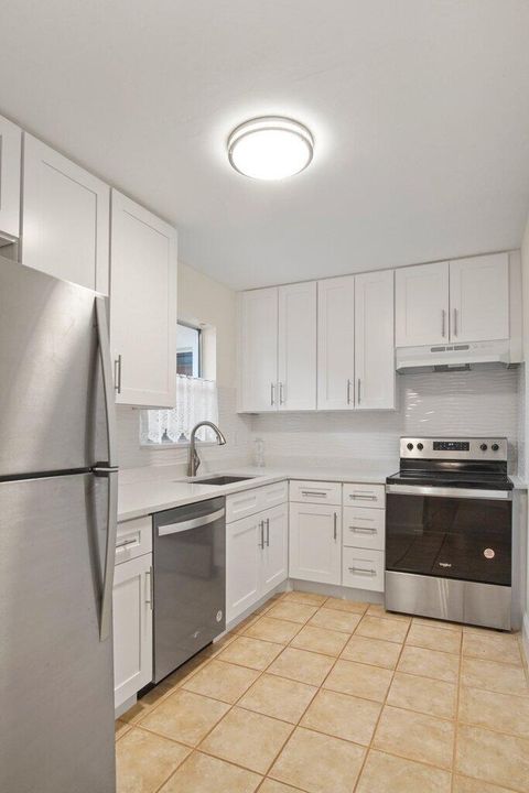 出租: $1,750 (2 贝兹, 2 浴室, 888 平方英尺)