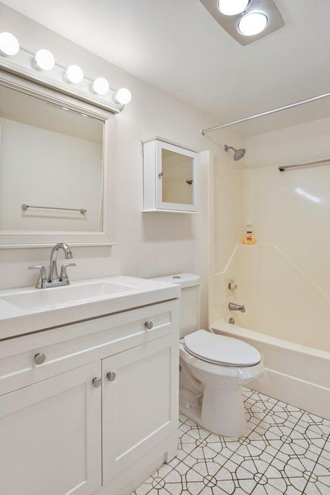 出租: $1,750 (2 贝兹, 2 浴室, 888 平方英尺)